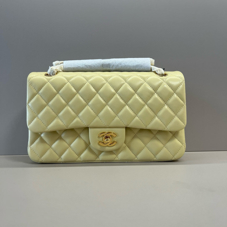 25C FLAP BAG 25 IN YELLOW QUILTED LAMBSKIN GOLD HARDWARE