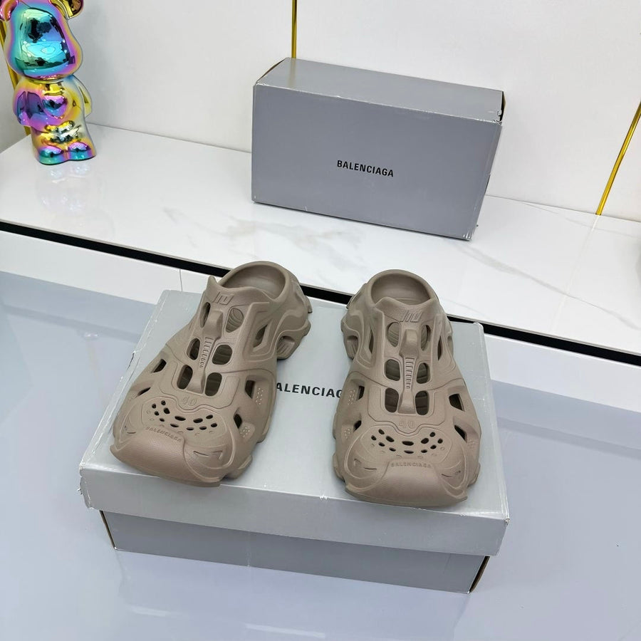 BALENCIAGA 25S POOL CROCS SLIDE IN TAUPE BROWN SYNTHETIC RUBBER