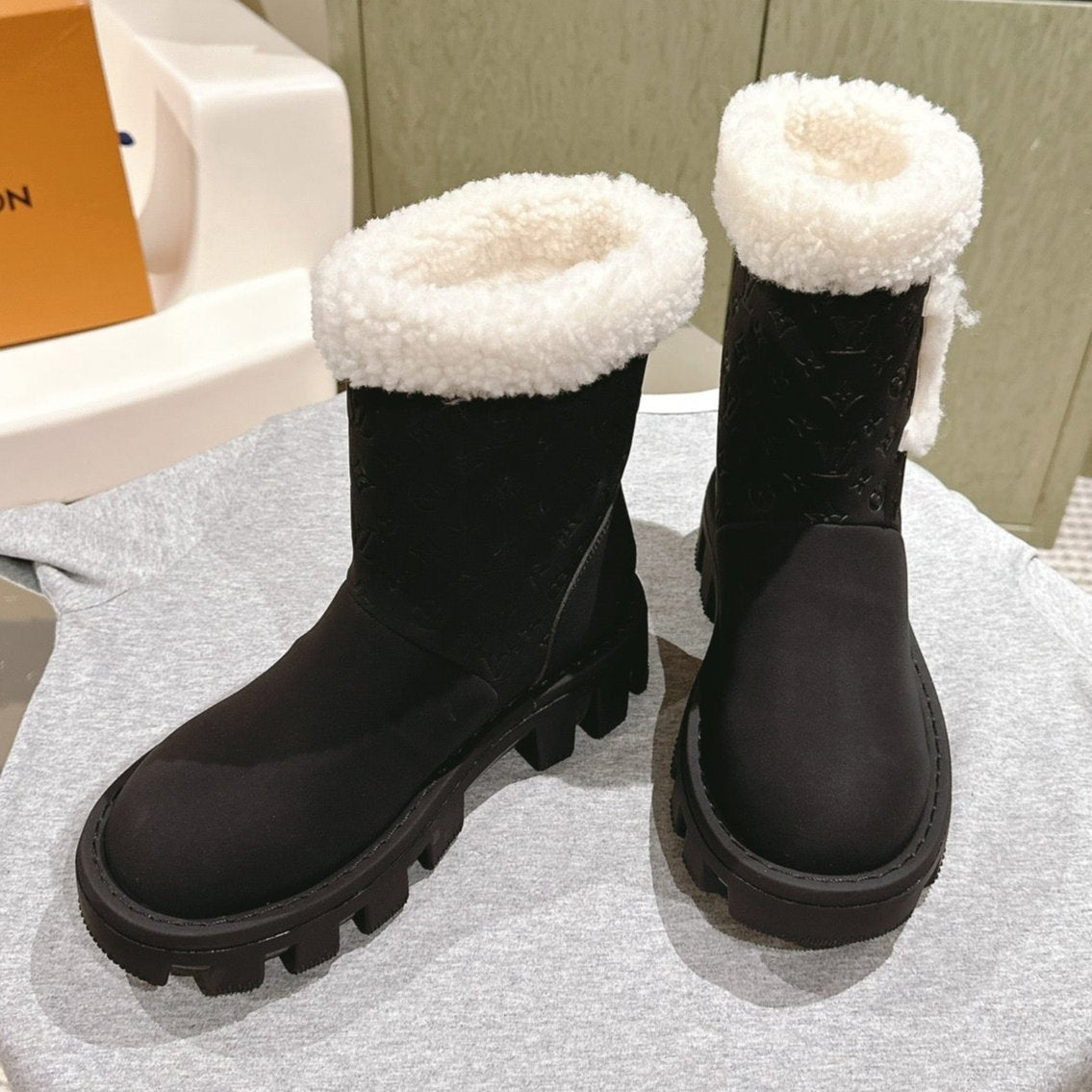 ANKLE BOOTS IN BLACK EMBOSSED CALFSKIN AND WHITE SHEARLING