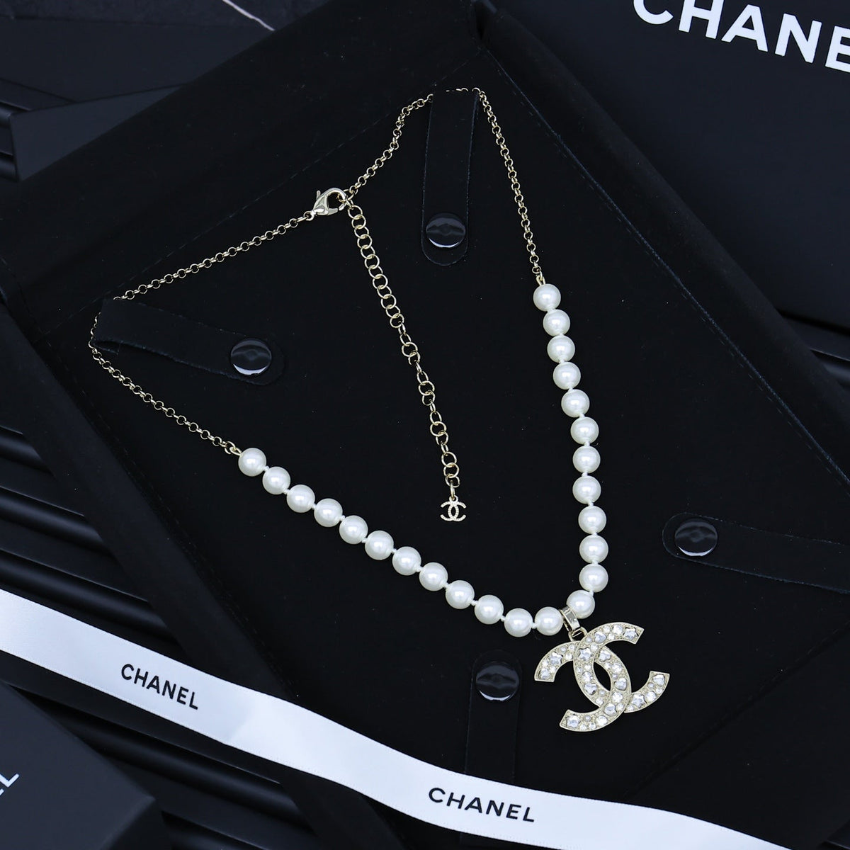 25P PEARL NECKLACE IN LIGHT GOLD STAR & HEART DOUBLE C PENDANT