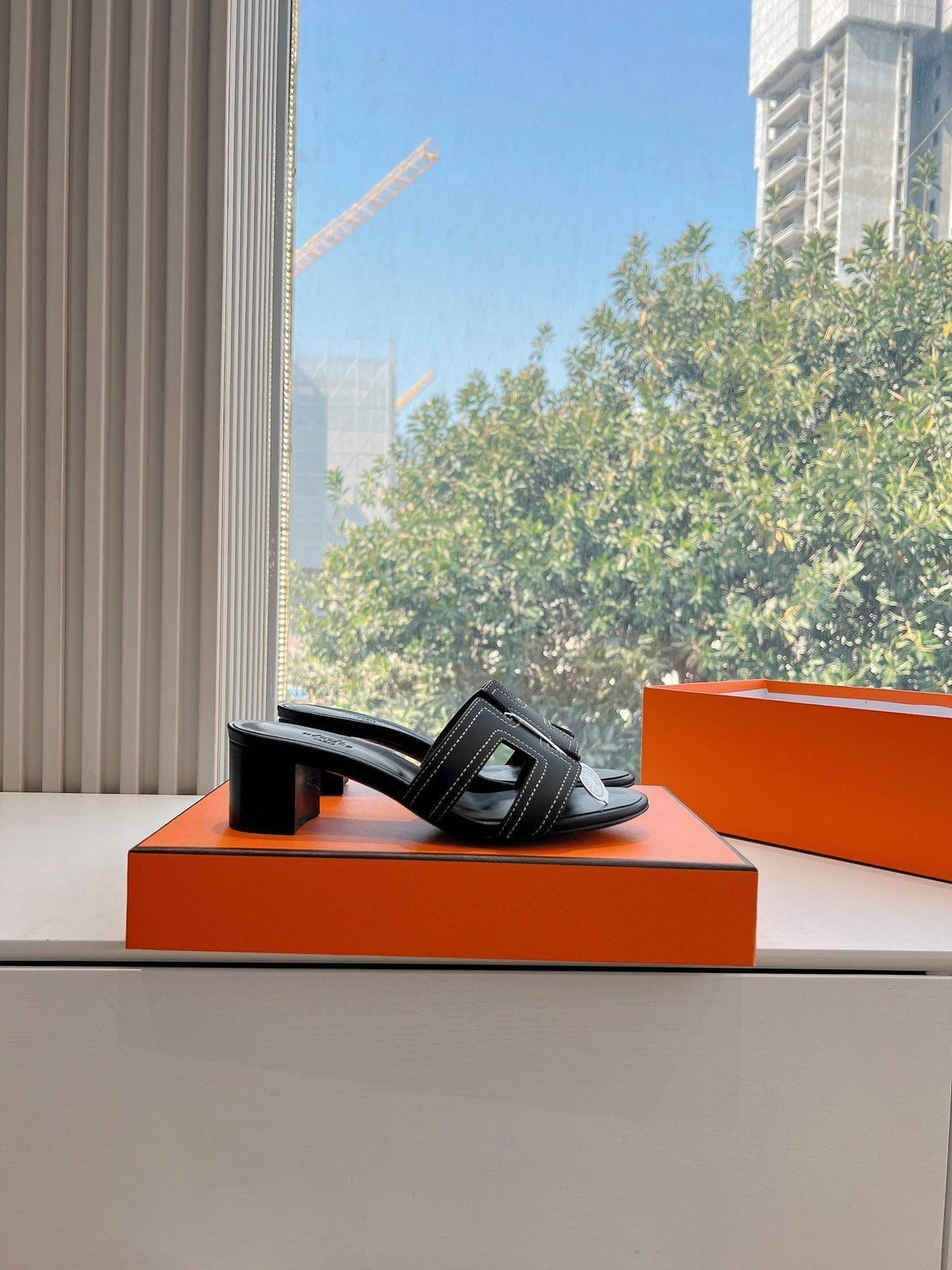 0ASIS SANDAL IN BLACK MIX WHITE CALFSKIN
