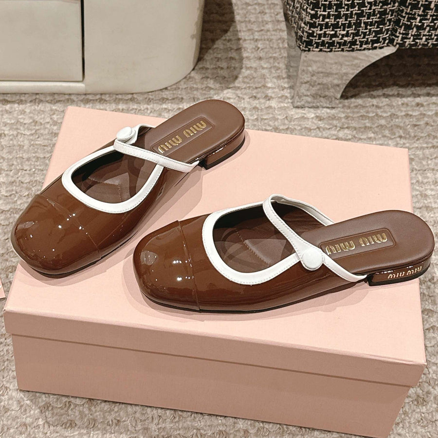 FLAT MULE IN CHOCOLATE BROWN PATENT CALFSKIN