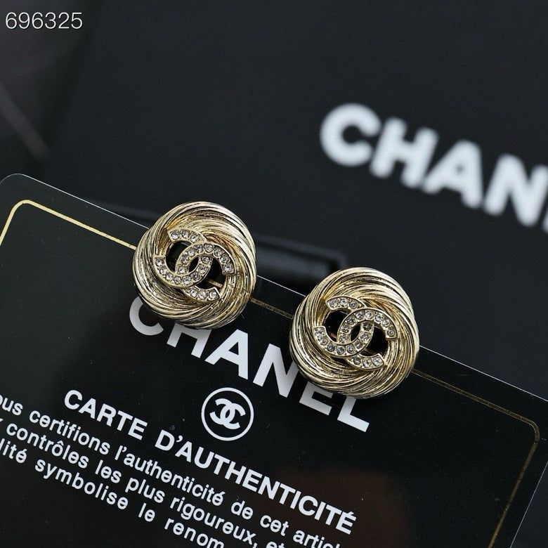 25S TWISTED RIBBED DOUBLE C STUD EARRINGS IN GOLD METAL